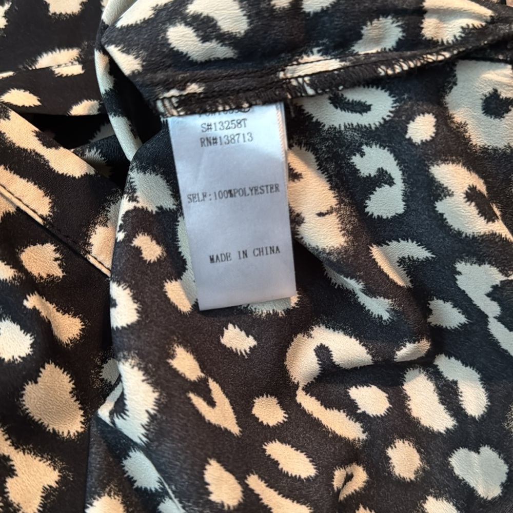 Leopard Print Button-Up Blouse - Picture 4 of 4